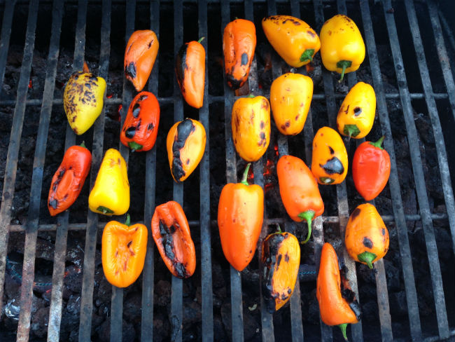 Dejen que los pimientos adquieran el sabor ahumado del carbón.