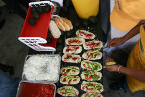 Aguacate, jitomate, chipotle y cebolla para darle el toque ensaladoso a la torta. // Foto: Cuartoscuro.