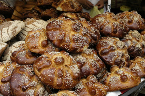 El pan de muerto se hace en diversas presentaciones según la región en que se hornea. // Foto: Especial.
