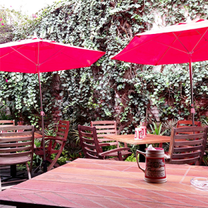 El lugar cuenta con una terraza para pasar un rato agradable y disfrutar una cerveza fría. // Foto: Cortesía.