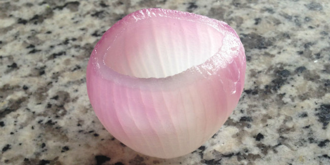 Después de hervir las cebollas retira las capas del centro, para hacer una especie de "cazuelita". // Foto: Animal Gourmet.