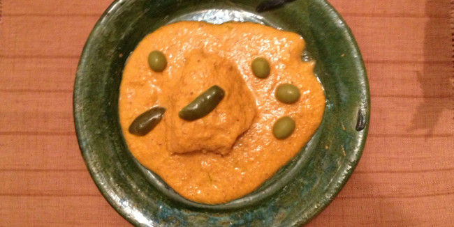 Para dejar el estofado al punto se le agregan las aceitunas y los chiles en vinagre. // Foto: Carmen Castillo Cisneros.