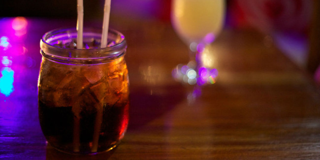 Si quieres variar la presentación de los tragos, prueba a servirlos en frascos grandes o tarros. // Foto: Especial.