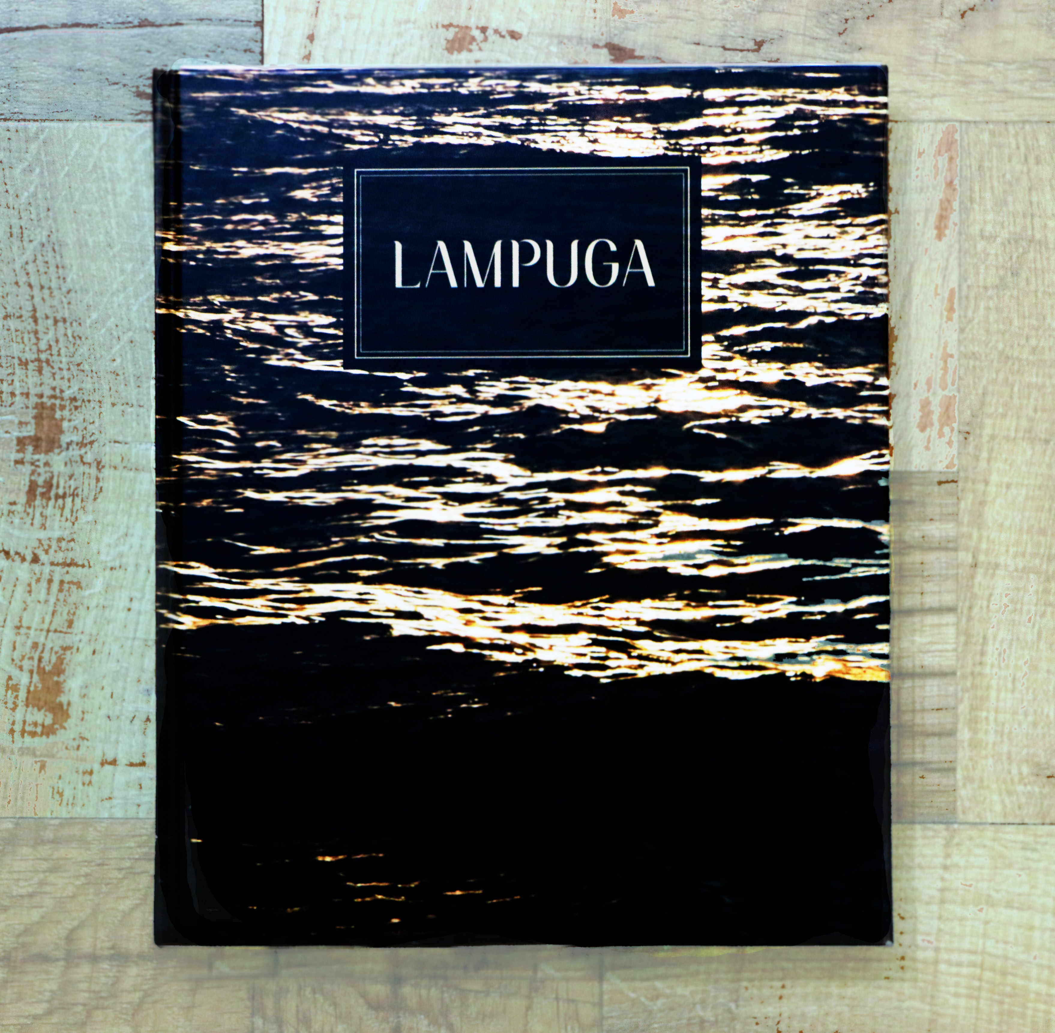 'Lampuga, el universo en un plato' es un libro dedicado a los clientes y un homenaje a todos las personas que intervienen en la creación de un platillo. // Foto: Deni Álvarez (@deniletus).