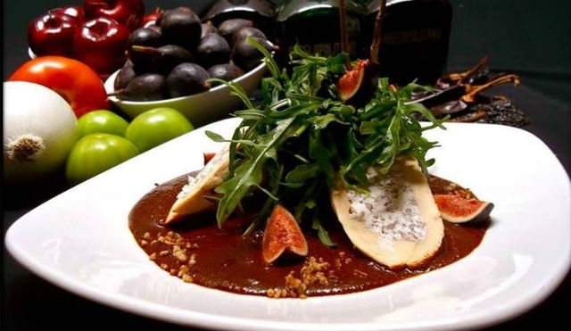 Pechuga de pollo rellena de queso de cabra con mole de higos, sabores poblanos con toques de cocina de autor. // Foto: Angelopolitano (vía Facebook).