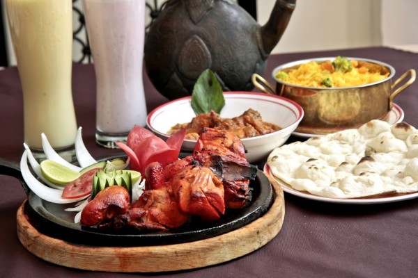 Mutton Qorma, Vegetable Pulaoo, Nan de Mantequilla, Tandoori Chicken