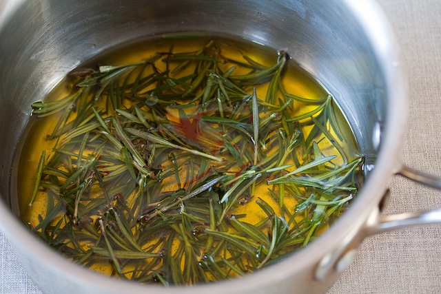 Recuerda que el aceite sólo debe entibiarse para infundirle los aromas de las hierbas que uses. // Foto: veganbaking.net (Creative Commons)