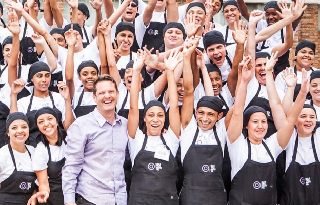 El chef David Hertz con alumnos de Gastromotiva en Brasil. // Foto: gastromotiva.org