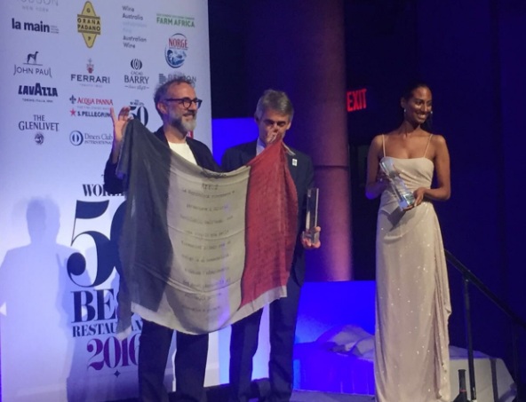 Massimo Bottura al recibir el premio del Mejor Restaurante del Mundo 2016. // Foto: @valeom