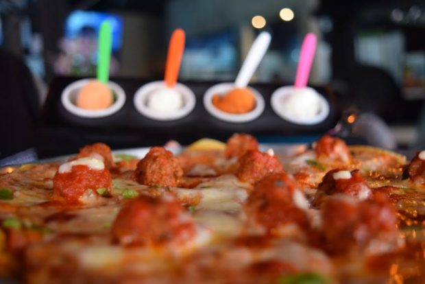 Pizza de mini albóndigas. Los helados para ésta: tzatziki, queso azul, chipotle, espárragos y barbecue.