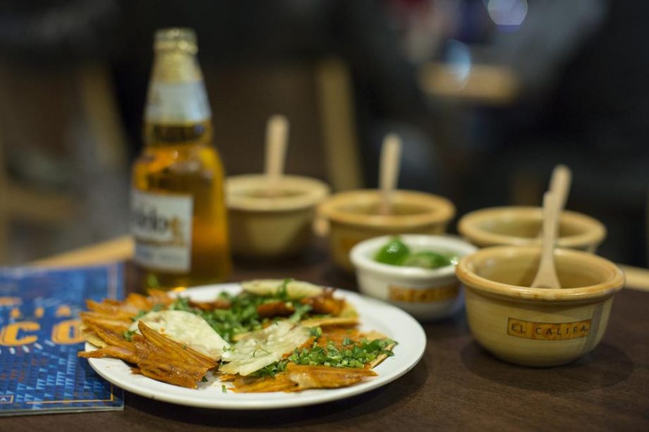 Tacos al pastor en El Califa.//Foto: Carlos Castillo. Munchies.