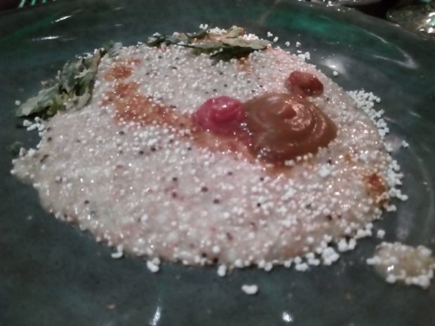 Cremoso de amaranto con hierbas andinas crujientes y reducción de tomate.//Foto: Roxana Zepeda.