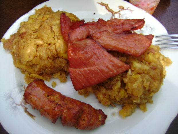 Tacacho con cecina y chorizo.//Foto: Wikimedia Commons.
