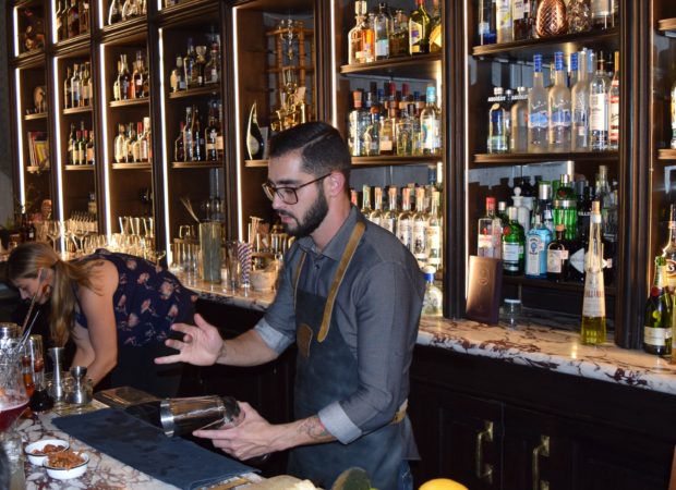 Mica Rousseau, trabajando con la bartender canadiense Lauren Mote durante Cocktail Week México.//Foto: Roxana Zepeda.