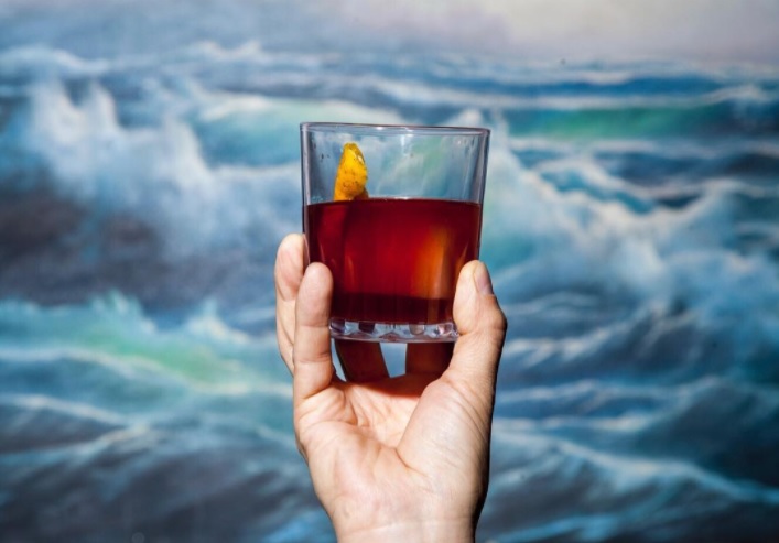 El coctel Lover's Rock. Lleva Appleton Estate, Dolin Rouge, Angostura y un hielo de coco. // Foto: instagram.com/cicatrizcafe