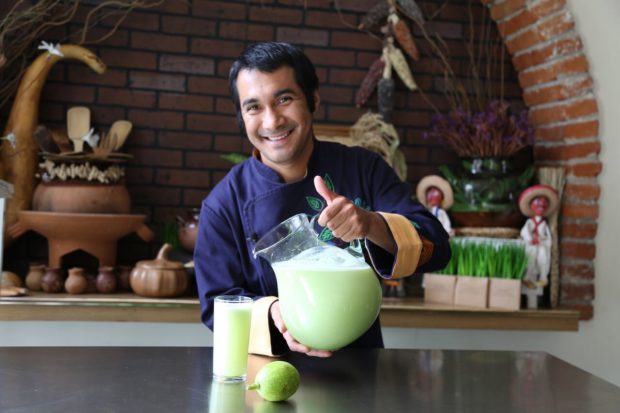 El chilacayote se corta en cubos y se extrae el jugo de los limones para licuarlos con agua y el endulzante hasta incorporarlos perfectamente. La bebida se sirve en un vaso con hielos.