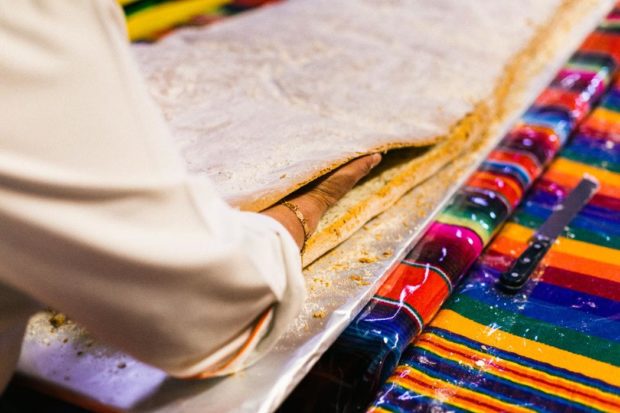 Preparando el pan para el pambazo