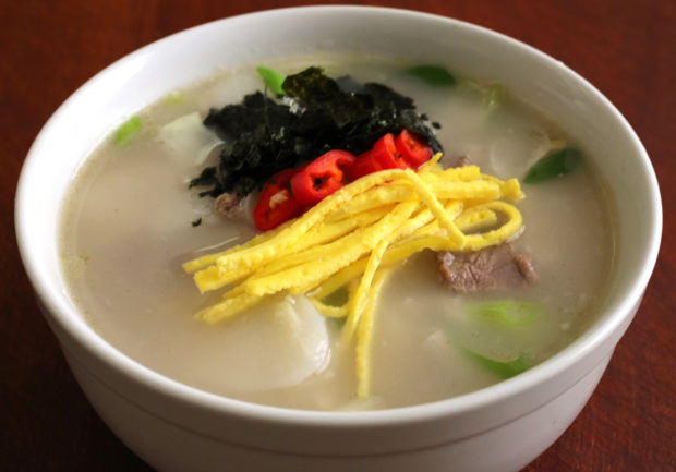Tteokguk coreano