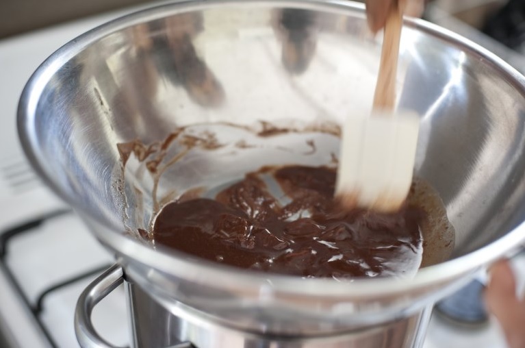 Al derretir chocolate no te pases de la temperatura, puede quedarte grumoso.