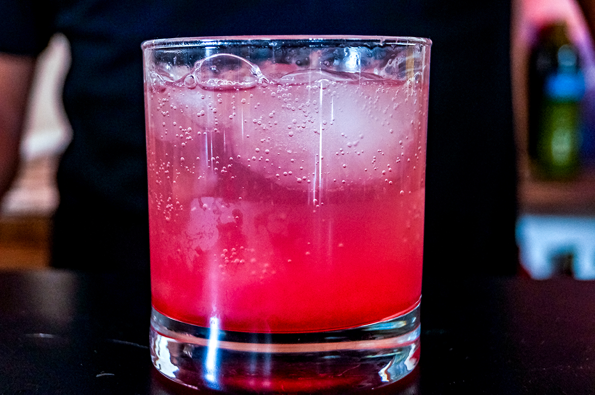 Los cocteles en la Comitequería, un bar y expendio de comiteco en Comitán de Domínguez, son completamente naturales. En vez de gaseosas y sabores artificiales, las bebidas son mezcladas con frutas o jarabes naturales, incluyendo al ingrediente principal. un alcohol de agave nativo de Comitán. Foto: Marissa Revilla. GPJ.
