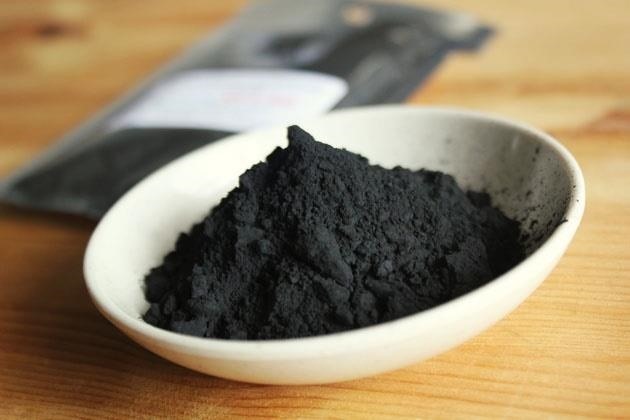 ¿POR QUÉ LA COMIDA NEGRA ESTÁ DE MODA?