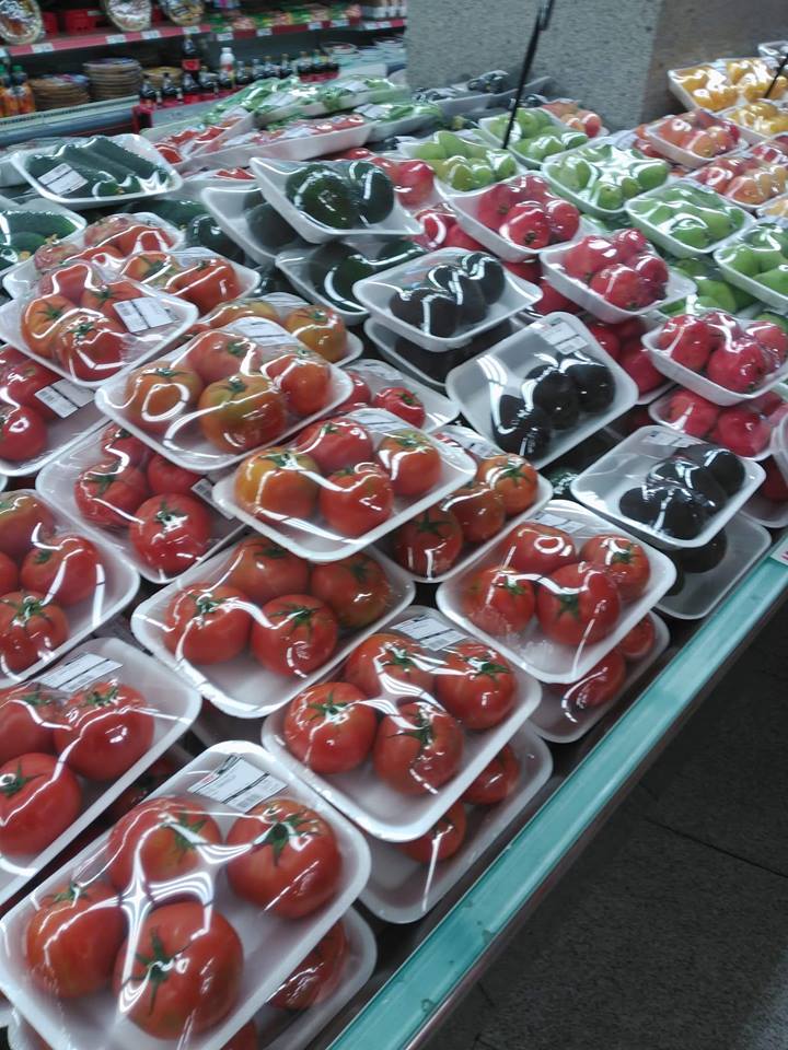 Vegetales cubiertos de unicel y plástico aumentando la contaminación.