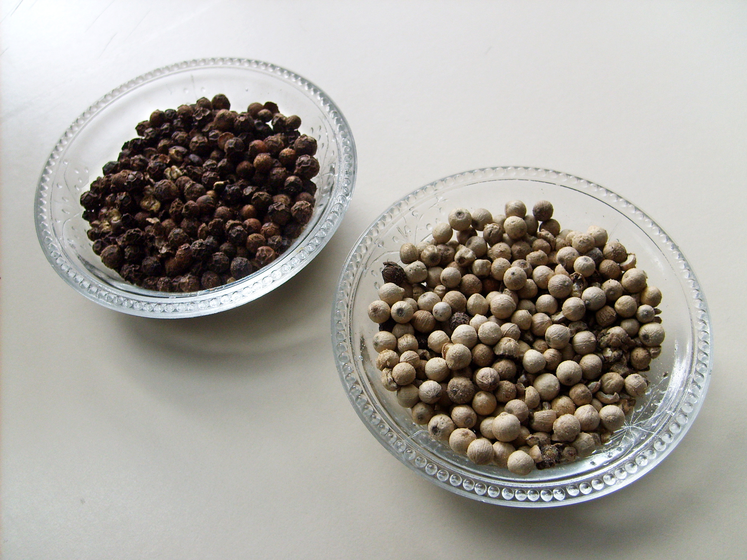 Pimienta negra y blanca