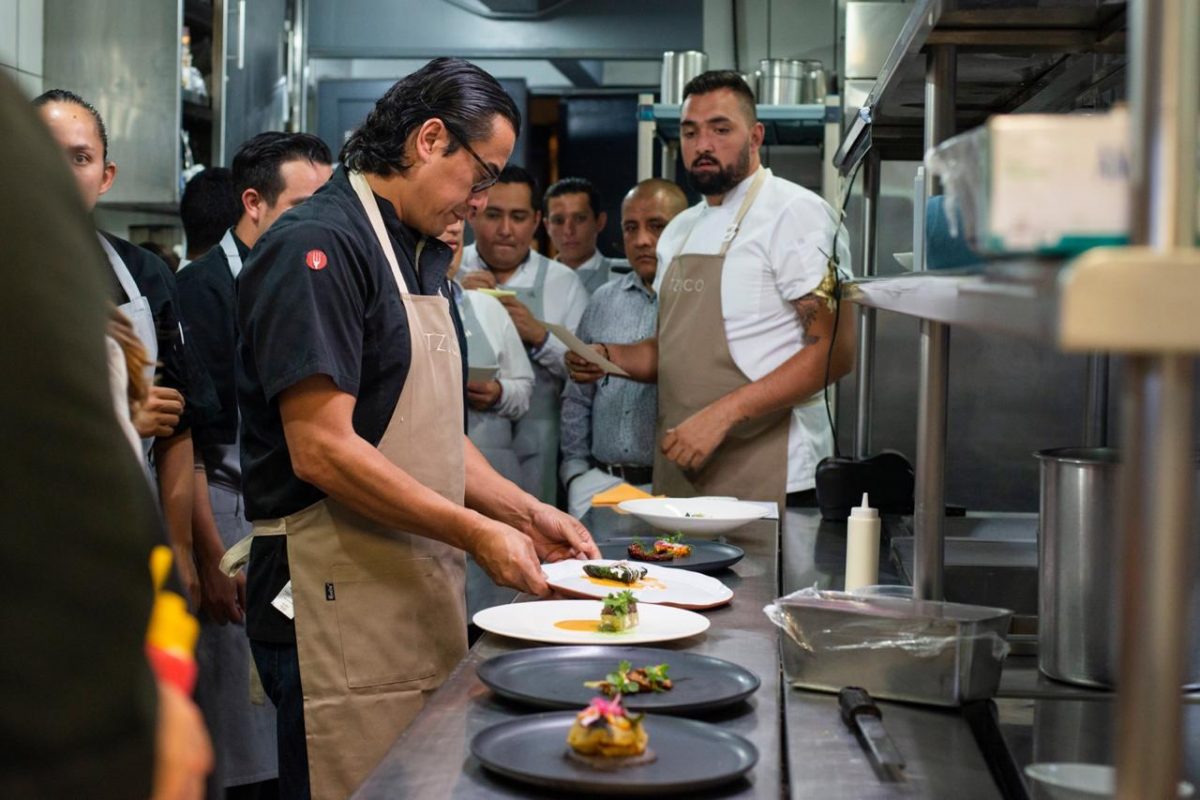chefs cocinando con sus mamás