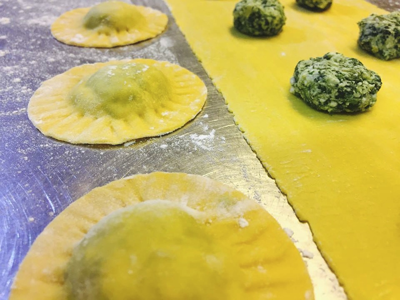 Preparación de Agnolottis en la comida italiana