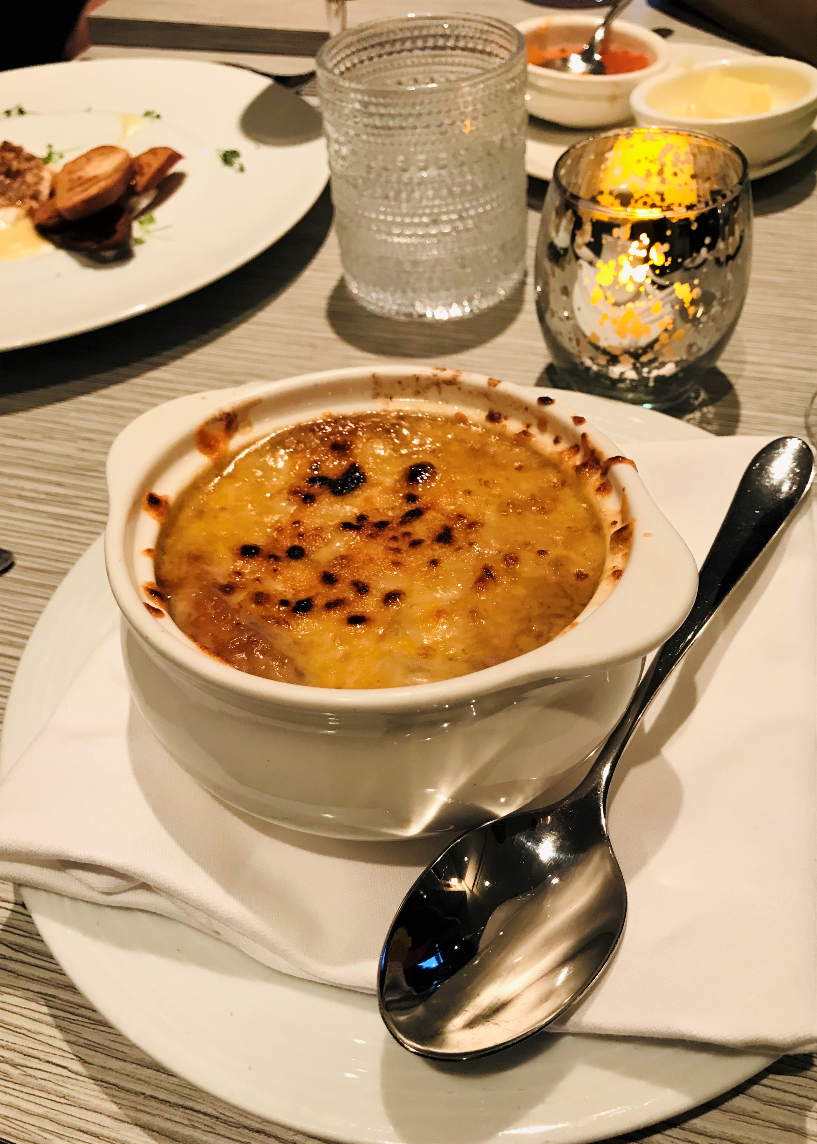 Sopa de cebolla en hotel Fairmont, la ruta del sabor en Cahrlevoix, Quebec.