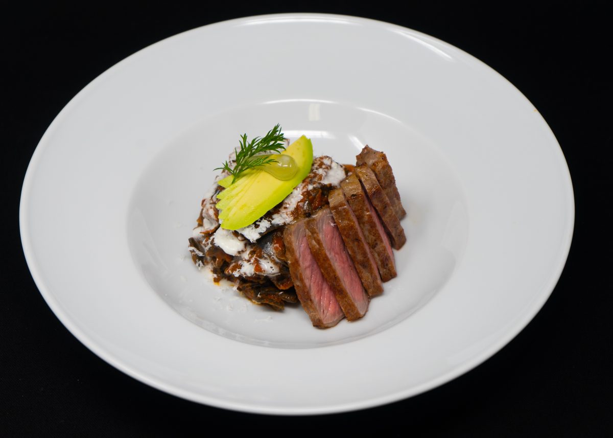 en búsqueda del mejor platillo mexicano: carne de res con fideo seco y aguacate.