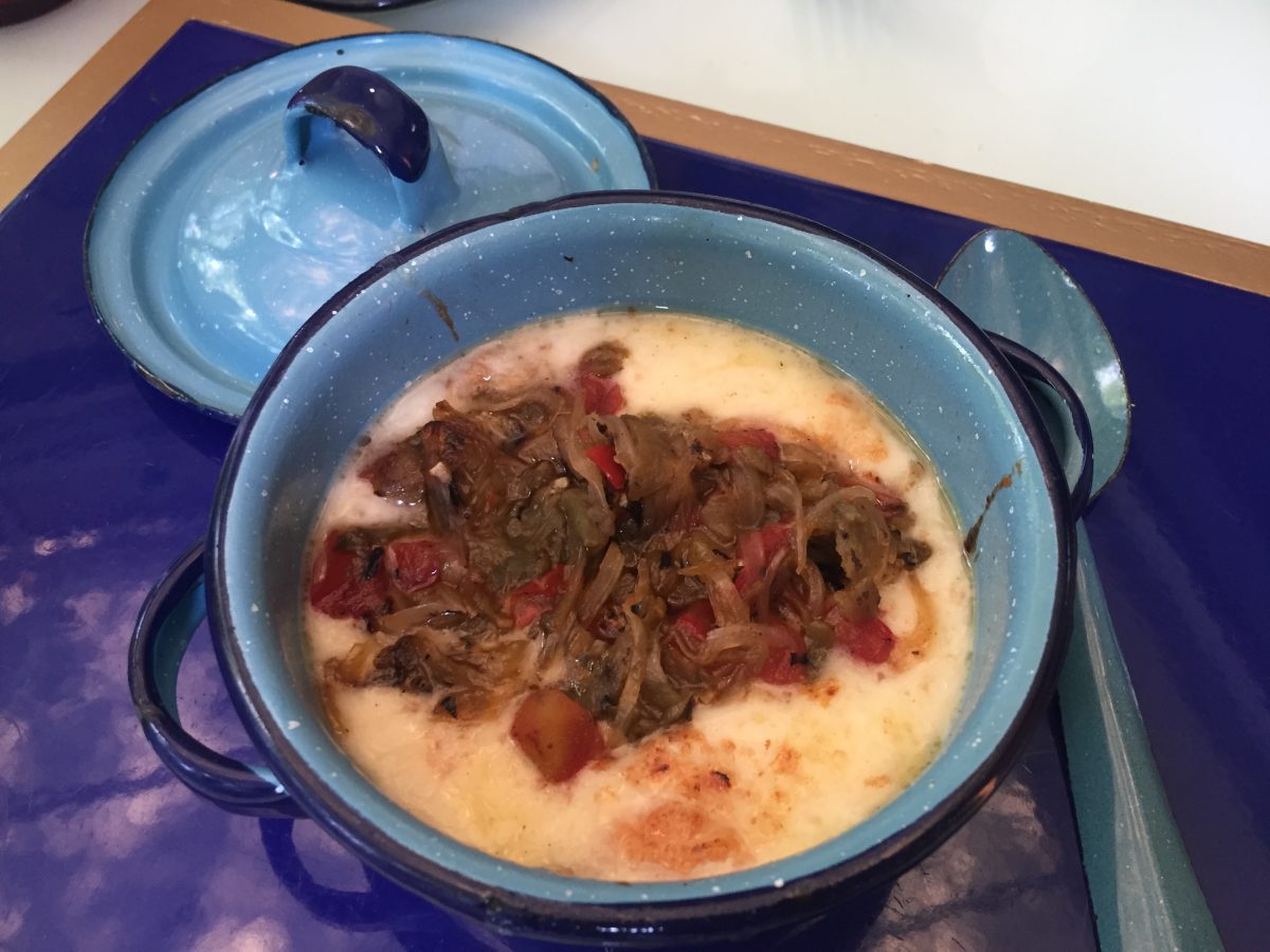Quesito asadero fundido con chile pasado. Cocina de Chihuahua en azul