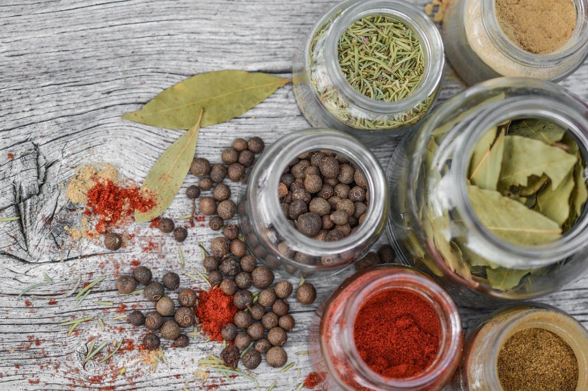 ingredientes que debes tener en tu alacena para cocinar en casa
frascos con especias